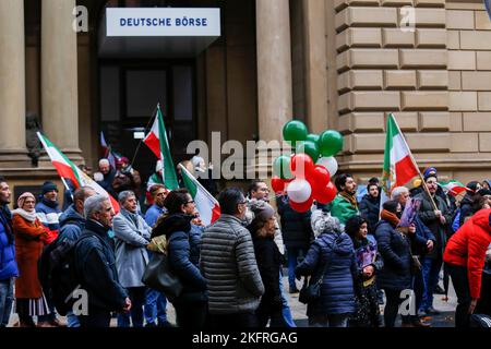 Frankfurt Am Main, Deutschland. 19.. November 2022. Demonstranten halten iranische Flaggen und Ballons während der Demonstration. Das iranische Volk protestiert in Frankfurt am Main zum dritten Jahrestag des „blutigen Novembers“ und zur Unterstützung der iranischen Revolution gegen das Regime der Islamischen Republik Iran. Kredit: SOPA Images Limited/Alamy Live Nachrichten Stockfoto