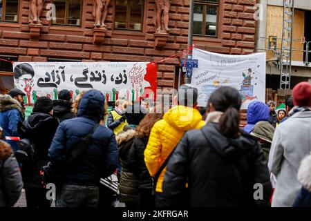 Frankfurt Am Main, Deutschland. 19.. November 2022. Demonstranten versammeln sich während der Demonstration. Das iranische Volk protestiert in Frankfurt am Main zum dritten Jahrestag des „blutigen Novembers“ und zur Unterstützung der iranischen Revolution gegen das Regime der Islamischen Republik Iran. Kredit: SOPA Images Limited/Alamy Live Nachrichten Stockfoto