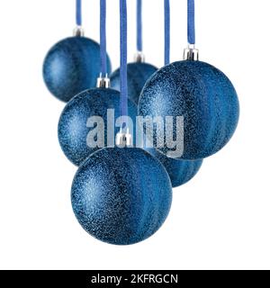 Set von blauen Weihnachtsornamenten, die auf weißem Hintergrund hängen. Weihnachtsbaumschmuck isoliert auf Weiß Stockfoto