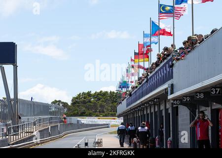 Phillip Island, Australien, 20. November 2022. World Superbike-Fans beobachten bei der FIM World Superbike Championship 2022 auf dem Phillip Island Circuit am 20. November 2022 in Phillip Island, Australien, während der Superpole von den Unternehmenskisten über der Boxengasse aus. Kredit: Dave Hewison/Speed Media/Alamy Live Nachrichten Stockfoto