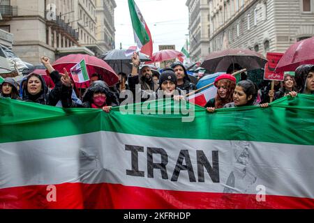 Rom, Italien, Italien. 19.. November 2022. Iranische Studenten demonstrierten in Italien gegen die iranische Regierung und die Islamische republik, um Gerechtigkeit für den Tod von Mahsa Amini zu fordern und das Bewusstsein für die Prozesse von 15.000 Personen zu schärfen, die im Iran verhaftet und zum Tode verurteilt wurden. (Bild: © Patrizia Cortellessa/Pacific Press via ZUMA Press Wire) Stockfoto