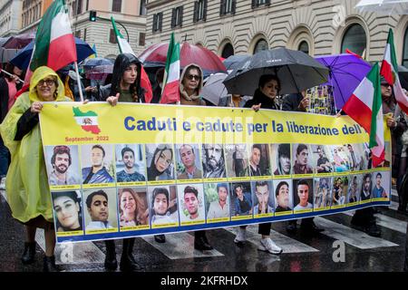 Rom, Italien, Italien. 19.. November 2022. Iranische Studenten demonstrierten in Italien gegen die iranische Regierung und die Islamische republik, um Gerechtigkeit für den Tod von Mahsa Amini zu fordern und das Bewusstsein für die Prozesse von 15.000 Personen zu schärfen, die im Iran verhaftet und zum Tode verurteilt wurden. (Bild: © Patrizia Cortellessa/Pacific Press via ZUMA Press Wire) Stockfoto