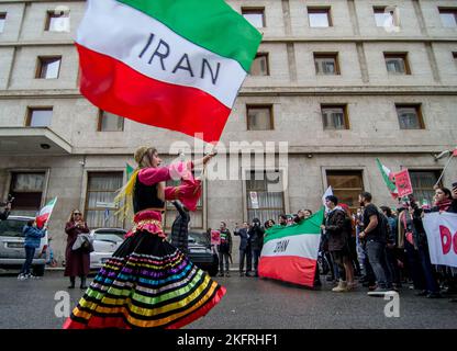 Rom, Italien, Italien. 19.. November 2022. Iranische Studenten demonstrierten in Italien gegen die iranische Regierung und die Islamische republik, um Gerechtigkeit für den Tod von Mahsa Amini zu fordern und das Bewusstsein für die Prozesse von 15.000 Personen zu schärfen, die im Iran verhaftet und zum Tode verurteilt wurden. (Bild: © Patrizia Cortellessa/Pacific Press via ZUMA Press Wire) Stockfoto