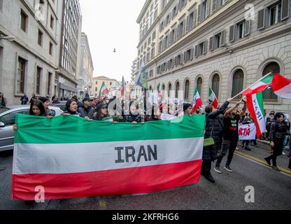 Rom, Italien, Italien. 19.. November 2022. Iranische Studenten demonstrierten in Italien gegen die iranische Regierung und die Islamische republik, um Gerechtigkeit für den Tod von Mahsa Amini zu fordern und das Bewusstsein für die Prozesse von 15.000 Personen zu schärfen, die im Iran verhaftet und zum Tode verurteilt wurden. (Bild: © Patrizia Cortellessa/Pacific Press via ZUMA Press Wire) Stockfoto