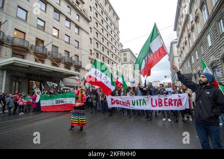 Rom, Italien, Italien. 19.. November 2022. Iranische Studenten demonstrierten in Italien gegen die iranische Regierung und die Islamische republik, um Gerechtigkeit für den Tod von Mahsa Amini zu fordern und das Bewusstsein für die Prozesse von 15.000 Personen zu schärfen, die im Iran verhaftet und zum Tode verurteilt wurden. (Bild: © Patrizia Cortellessa/Pacific Press via ZUMA Press Wire) Stockfoto