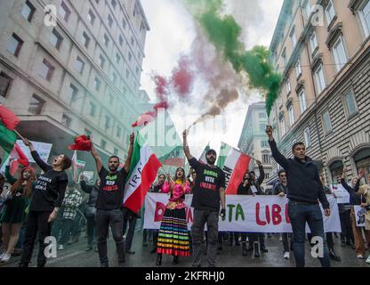 Rom, Italien, Italien. 19.. November 2022. Iranische Studenten demonstrierten in Italien gegen die iranische Regierung und die Islamische republik, um Gerechtigkeit für den Tod von Mahsa Amini zu fordern und das Bewusstsein für die Prozesse von 15.000 Personen zu schärfen, die im Iran verhaftet und zum Tode verurteilt wurden. (Bild: © Patrizia Cortellessa/Pacific Press via ZUMA Press Wire) Stockfoto