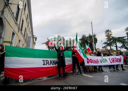 Rom, Italien, Italien. 19.. November 2022. Iranische Studenten demonstrierten in Italien gegen die iranische Regierung und die Islamische republik, um Gerechtigkeit für den Tod von Mahsa Amini zu fordern und das Bewusstsein für die Prozesse von 15.000 Personen zu schärfen, die im Iran verhaftet und zum Tode verurteilt wurden. (Bild: © Patrizia Cortellessa/Pacific Press via ZUMA Press Wire) Stockfoto