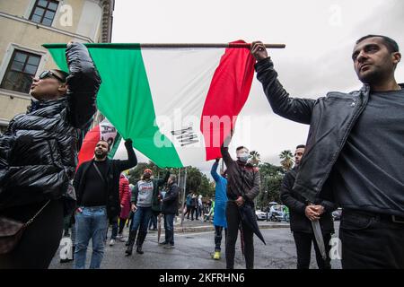 Rom, Italien, Italien. 19.. November 2022. Iranische Studenten demonstrierten in Italien gegen die iranische Regierung und die Islamische republik, um Gerechtigkeit für den Tod von Mahsa Amini zu fordern und das Bewusstsein für die Prozesse von 15.000 Personen zu schärfen, die im Iran verhaftet und zum Tode verurteilt wurden. (Bild: © Patrizia Cortellessa/Pacific Press via ZUMA Press Wire) Stockfoto