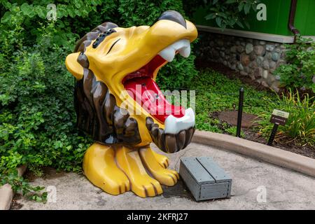 Ein Wasserbrunnen in Form eines kartoonischen Löwen im Fort Wayne Children's Zoo in Fort Wayne, Indiana, USA. Stockfoto