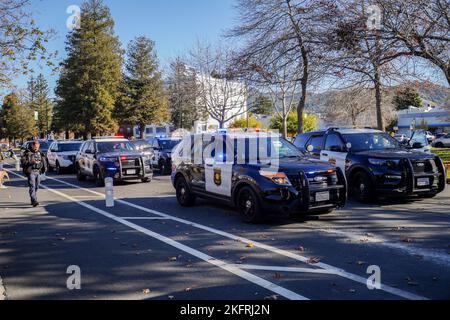 Berkeley, Usa. 19.. November 2022. Polizist arbeitete an dem Fall und Polizeifahrzeuge parkten auf der Straße. Ein Verdächtiger einer Verkehrsverletzung wurde von sieben Polizeifahrzeugen überfahren und von der Polizeibehörde von Berkeley verhaftet. Kredit: SOPA Images Limited/Alamy Live Nachrichten Stockfoto