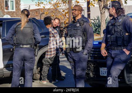 Berkeley, Usa. 19.. November 2022. Der Verdächtige wurde von der Polizei verhaftet. Ein Verdächtiger einer Verkehrsverletzung wurde von sieben Polizeifahrzeugen überfahren und von der Polizeibehörde von Berkeley verhaftet. Kredit: SOPA Images Limited/Alamy Live Nachrichten Stockfoto