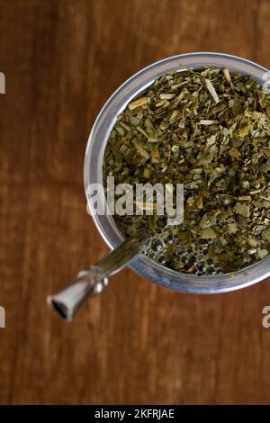 Nahaufnahme von Materio mit argentinischem Mate-Kraut. Konzept südamerikanischer Traditionen. Stockfoto