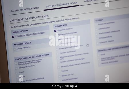 Halle, Deutschland. 15.. November 2022. Eine Mitarbeiterin der Telefonberatung in Halle (Saale) klickt auf den neu hinzugefügten Punkt „existenzielle Not durch Kostenexplosion“ in ihrem Gesprächsdatenblatt. Corona, Krieg und Inflation haben dazu geführt, dass die Zahl der Menschen, die Hilfe suchen, auch bei der telefonischen Beratung zunaht. In Sachsen-Anhalt gibt es manchmal Wartezeiten. Die Themen konzentrieren sich nun wegen der Kostenexplosion und Corona stärker auf die Existenzangst. (To dpa: 'Telefonberatung: Mehr Anrufer mit Angst vor Krisen') Kredit: Jan Woitas/dpa/Alamy Live News Stockfoto