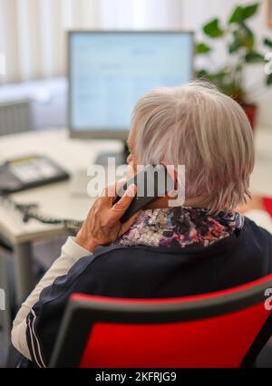 Halle, Deutschland. 15.. November 2022. Ulrike Hänel, Mitarbeiterin der Telefonberatung in Halle (Saale), sitzt an ihrem Schreibtisch. Corona, Krieg und Inflation haben auch die Zahl der Menschen erhöht, die Hilfe bei der Telefonberatung suchen. In Sachsen-Anhalt gibt es manchmal Wartezeiten. Die Themen konzentrieren sich nun mehr auf existenzielle Angst wegen der Kostenexplosion und Corona. (To dpa: 'Telefonberatung: Mehr Anrufer mit Angst vor Krisen') Kredit: Jan Woitas/dpa/Alamy Live News Stockfoto