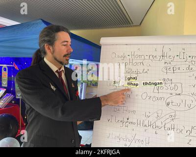 PRODUKTION - 18. November 2022, Saarland, Saarbrücken: Lieven L. Litaer lehrt die Sprache der fremden Klingonen. Rund 70 Fans der Kultreihe 'Star Trek' kamen zum jetzt 20. klingonischen Sprachkurs. (To dpa 'Talking like Aliens - More and more 'Trekkies' learn Klingon') Foto: Birgit Reichert/dpa Stockfoto