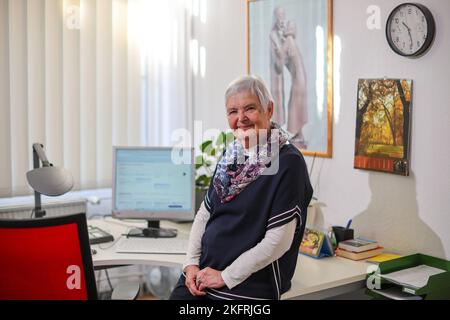 Halle, Deutschland. 15.. November 2022. Ulrike Hänel, Mitarbeiterin der Telefonberatung in Halle (Saale), steht an ihrem Arbeitsplatz. Corona, Krieg und Inflation haben auch die Zahl der Menschen erhöht, die Hilfe bei der Telefonberatung suchen. In Sachsen-Anhalt gibt es manchmal Wartezeiten. Die Themen konzentrieren sich nun wegen der Kostenexplosion und Corona stärker auf die Existenzangst. (To dpa: 'Telefonberatung: Mehr Anrufer mit Angst vor Krisen') Kredit: Jan Woitas/dpa/Alamy Live News Stockfoto