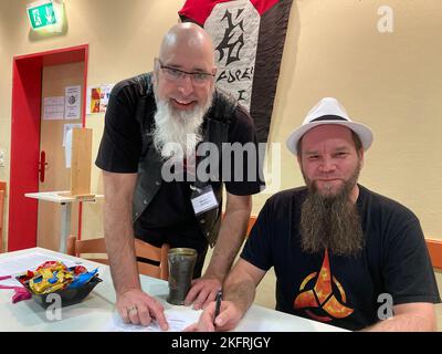 PRODUKTION - 18. November 2022, Saarland, Saarbrücken: Markus Schäfer (l) und Peter nehmen an einem Sprachkurs für Klingon Teil, die Sprache der Aliens aus der Kultreihe 'Star Trek'. (To dpa 'Talking like Aliens - More and more 'Trekkies' learn Klingon') Foto: Birgit Reichert/dpa Stockfoto