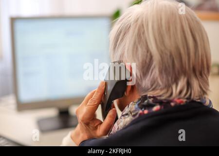 Halle, Deutschland. 15.. November 2022. Ulrike Hänel, Mitarbeiterin der Telefonberatung in Halle (Saale), sitzt an ihrem Schreibtisch. Corona, Krieg und Inflation haben auch die Zahl der Menschen erhöht, die Hilfe bei der Telefonberatung suchen. In Sachsen-Anhalt gibt es manchmal Wartezeiten. Die Themen konzentrieren sich nun mehr auf existenzielle Angst wegen der Kostenexplosion und Corona. (To dpa: 'Telefonberatung: Mehr Anrufer mit Angst vor Krisen') Kredit: Jan Woitas/dpa/Alamy Live News Stockfoto