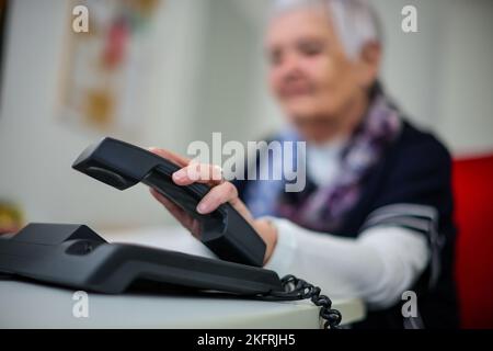 Halle, Deutschland. 15.. November 2022. Ulrike Hänel, Mitarbeiterin der Telefonberatung in Halle (Saale), sitzt an ihrem Schreibtisch. Corona, Krieg und Inflation haben auch die Zahl der Menschen erhöht, die Hilfe bei der Telefonberatung suchen. In Sachsen-Anhalt gibt es manchmal Wartezeiten. Die Themen konzentrieren sich nun mehr auf existenzielle Angst wegen der Kostenexplosion und Corona. (To dpa: 'Telefonberatung: Mehr Anrufer mit Angst vor Krisen') Kredit: Jan Woitas/dpa/Alamy Live News Stockfoto