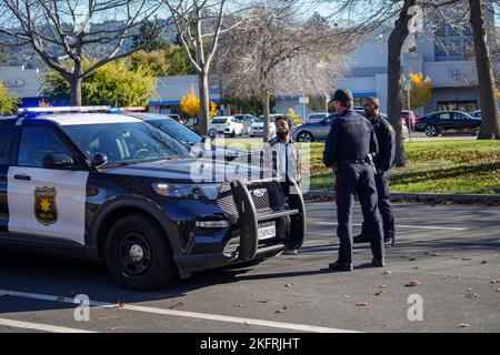 Berkeley, Usa. 19.. November 2022. Der Verdächtige wurde von der Polizei verhaftet. Ein Verdächtiger einer Verkehrsverletzung wurde von sieben Polizeifahrzeugen überfahren und von der Polizeibehörde von Berkeley verhaftet. (Foto von Michael Ho Wai Lee/SOPA Images/Sipa USA) Quelle: SIPA USA/Alamy Live News Stockfoto