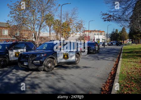 Berkeley, Usa. 19.. November 2022. Polizist arbeitete an dem Fall und Polizeifahrzeuge parkten auf der Straße. Ein Verdächtiger einer Verkehrsverletzung wurde von sieben Polizeifahrzeugen überfahren und von der Polizeibehörde von Berkeley verhaftet. (Foto von Michael Ho Wai Lee/SOPA Images/Sipa USA) Quelle: SIPA USA/Alamy Live News Stockfoto