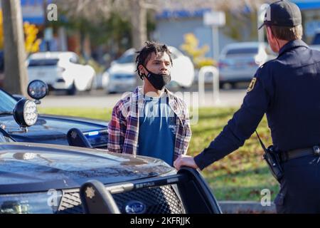 Berkeley, Usa. 19.. November 2022. Der Verdächtige wurde von der Polizei verhaftet. Ein Verdächtiger einer Verkehrsverletzung wurde von sieben Polizeifahrzeugen überfahren und von der Polizeibehörde von Berkeley verhaftet. (Foto von Michael Ho Wai Lee/SOPA Images/Sipa USA) Quelle: SIPA USA/Alamy Live News Stockfoto