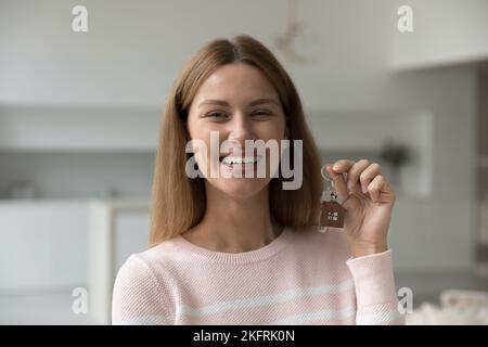 Schöne Frau posiert häusliche Zimmer mit Haufen Schlüssel Stockfoto