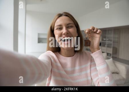 Headshot Porträt glücklich Frau zeigt Haufen von Schlüsseln auf der Kamera Stockfoto