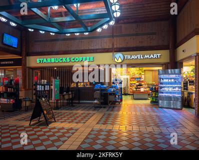 Pattersonville, New York - 12. Nov 2022: Landschaftsansicht von Starbucks Coffee and Travel Mart im Pattersonville Travel Plaza. Stockfoto