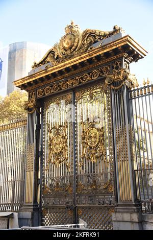 Eine vertikale Aufnahme des Haupttors des Palais de Justice de Paris, einem Gerichtsgebäude in Paris, Frankreich Stockfoto