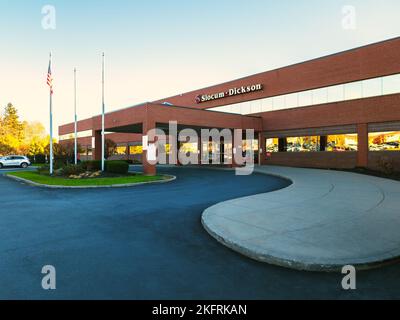 New Hartford, New York - 9. Nov 2022: Landschaftsansicht von Slocu - Dickson Hospital in Utica. Stockfoto