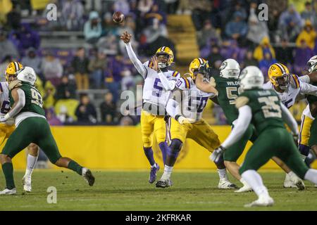 Baton Rouge, LA, USA. 19.. November 2022. Der LSU Quarterback Jayden Daniels (5) liefert während der NCAA-Fußballspiele zwischen der University of Alabama in Birmingham und den LSU Tigers im Tiger Stadium in Baton Rouge, LA, einen Pass aus. Jonathan Mailhes/CSM/Alamy Live News Stockfoto