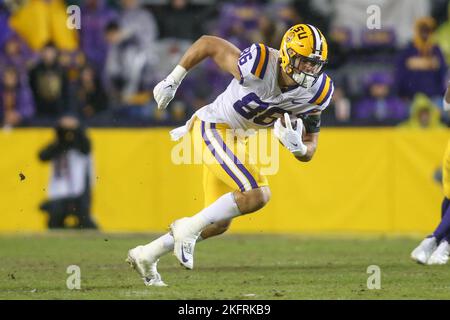 Baton Rouge, LA, USA. 19.. November 2022. LSU Tight End Mason Taylor (86) versucht während der NCAA-Fußballspiele zwischen der University of Alabama in Birmingham und den LSU Tigers im Tiger Stadium in Baton Rouge, LA, nach einem Fang zu laufen. Jonathan Mailhes/CSM/Alamy Live News Stockfoto