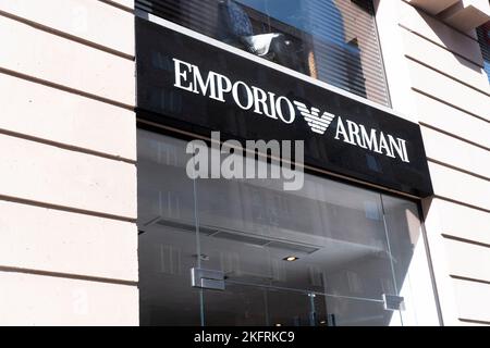 Erevan, Armenien, 7. November 2022: Das Banner der Firma Emporio Armani über dem Eingang des Modehaus. Emporio armani-Logo. Stockfoto