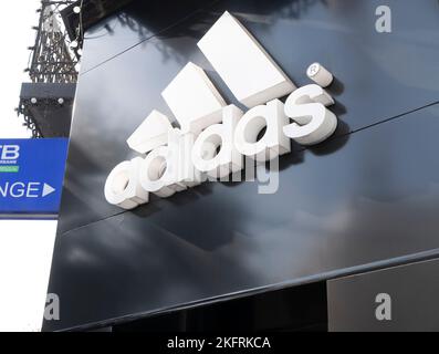 Erevan, Armenien, 7. November 2022: Das Banner des Unternehmens Adidas über dem Eingang zum Geschäft. Adidas Logo. Stockfoto