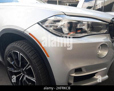 Moderne Autoscheinwerfer von Silber Luxus Auto Nahaufnahme. Scheinwerferlampe von Neuwagen. LED-Scheinwerfer modernes Auto. Nahaufnahme von außen. Nahaufscheinwerferlicht Stockfoto