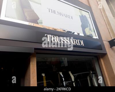 Erevan, Armenien, 7. November 2022: Das Banner der Trussardi-Gesellschaft über dem Eingang des Ladens. Trussardi-Logo. Stockfoto