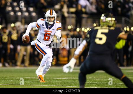 19. November 2022: Garrett Shrader (6), Junior der Syracuse University, hält den Ball für den ersten Rücklauf, während des Quartals 1.. NCAA Fußballspiel zwischen der Syracuse University und dem Wake Forest im Truist Field in Winston-Salem, North Carolina. David Beach/CSM Stockfoto