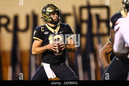 19. November 2022: Der Wake Forest-Junior Sam Hartman (10) sucht einen offenen Empfänger. NCAA Fußballspiel zwischen der Syracuse University und dem Wake Forest im Truist Field in Winston-Salem, North Carolina. David Beach/CSM Stockfoto