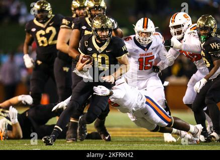 19. November 2022: Wake Forest Junior Sam Hartman (10) hält den Ball gegen Syrakus. NCAA Fußballspiel zwischen der Syracuse University und dem Wake Forest im Truist Field in Winston-Salem, North Carolina. David Beach/CSM Stockfoto