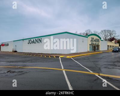 New Hartford, New York - 11. Nov 2022: Landschaftsansicht von Joann Fabrics and Crafts. Stockfoto