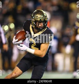 19. November 2022: Wake Forest Junior Taylor Morin (2) läuft mit dem Ball nach dem Fang gegen Syrakus. NCAA Fußballspiel zwischen der Syracuse University und dem Wake Forest im Truist Field in Winston-Salem, North Carolina. David Beach/CSM Stockfoto