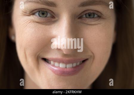 Beschnittene Nahaufnahme eines Teils der weiblichen Gesichtsansicht Stockfoto