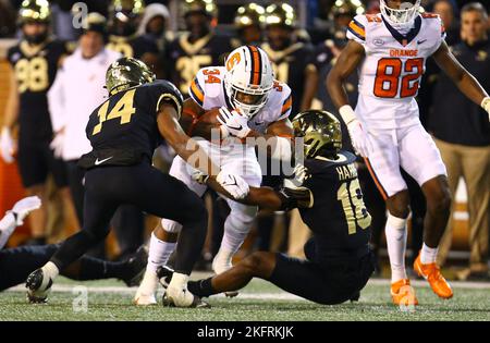 19. November 2022: Sean Tucker (34) von der Syracuse University läuft mit dem Ball gegen den Wake Forest-Junioren Brendon Harris (18). NCAA Fußballspiel zwischen der Syracuse University und dem Wake Forest im Truist Field in Winston-Salem, North Carolina. David Beach/CSM Stockfoto