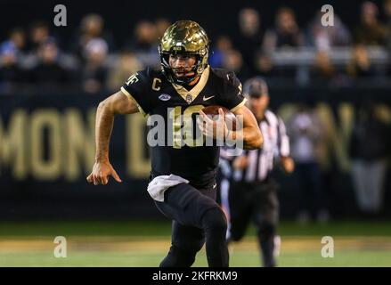 19. November 2022: Der Wake Forest-Junior Sam Hartman (10) kriegt mit dem Ball gegen die Syracuse University. NCAA Fußballspiel zwischen der Syracuse University und dem Wake Forest im Truist Field in Winston-Salem, North Carolina. David Beach/CSM Stockfoto