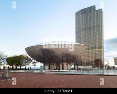 Albany, New York - 12. Nov 2022: Landschaft mit langer Belichtung Weitansicht des Egg Performing Arts Center auf dem Empire State Plaza im Vordergrund und Erast Stockfoto