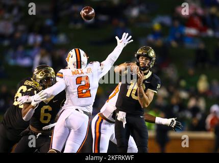 19. November 2022: Der Wake Forest-Junior Sam Hartman (10) spielt gegen die Syracuse University. NCAA Fußballspiel zwischen der Syracuse University und dem Wake Forest im Truist Field in Winston-Salem, North Carolina. David Beach/CSM Stockfoto