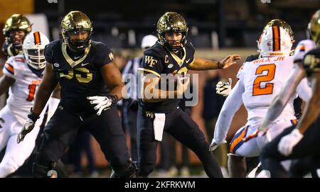 19. November 2022: Der Wake Forest-Junior Sam Hartman (10) spielt gegen die Syracuse University. NCAA Fußballspiel zwischen der Syracuse University und dem Wake Forest im Truist Field in Winston-Salem, North Carolina. David Beach/CSM Stockfoto