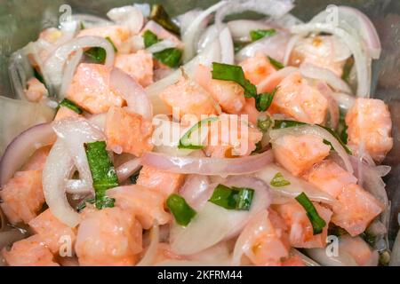 Burmesisch oder Myanmar Stil eingelegte Garnelen Salat Rezept. Nahaufnahme. Stockfoto