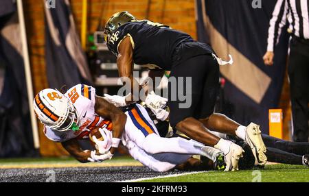 19. November 2022: D'Marcus Adams (85), Junior der Syracuse University, wurde wegen einer Haltestrafe zurückgerufen. NCAA Fußballspiel zwischen der Syracuse University und dem Wake Forest im Truist Field in Winston-Salem, North Carolina. David Beach/CSM Stockfoto